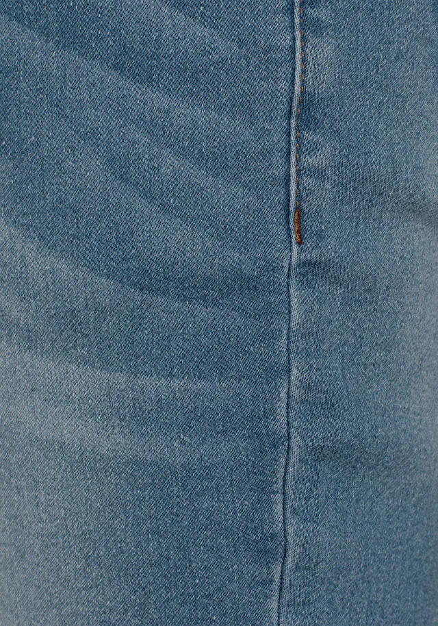 Bruno Banani Jeansshorts Set, mit Band, 2 tlg. bequemer Sitz, gerade Beinform, mit praktischen Taschen