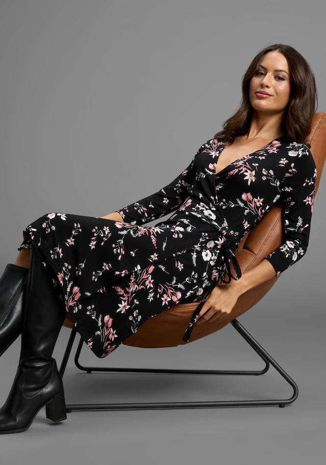 Laura Scott Sommerkleid »aus elastischer Shirtware« femininer Stil, für entspannte Tage, mit V-Ausschnitt, mit 3/4-Ärmeln