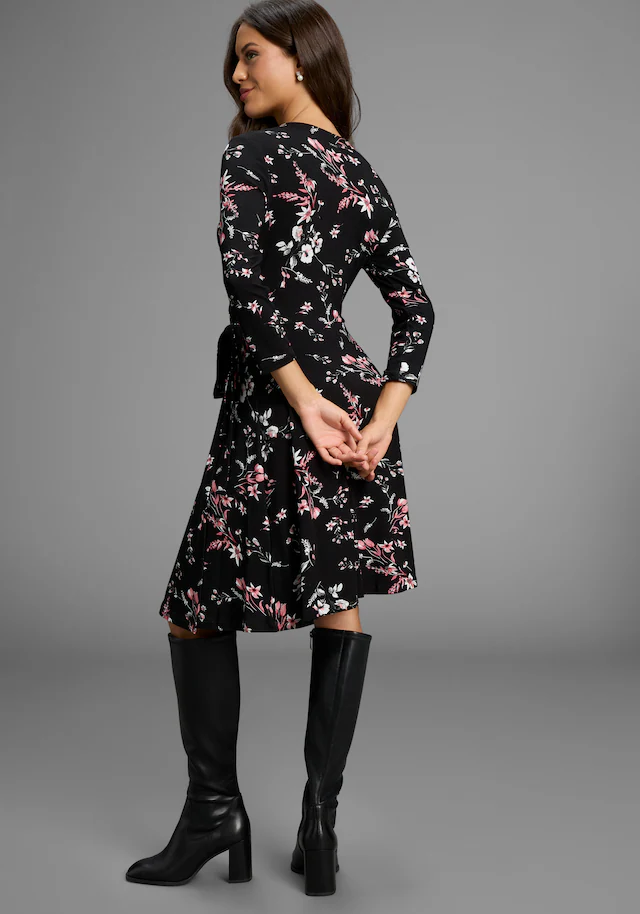 Laura Scott Sommerkleid »aus elastischer Shirtware« femininer Stil, für entspannte Tage, mit V-Ausschnitt, mit 3/4-Ärmeln