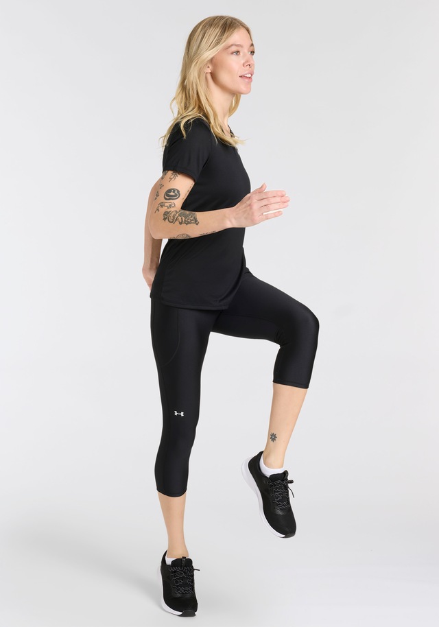 Under Armour® Trainingsshirt »TECH SSV- SOLID« mit V-Ausschnitt, schnell trocknend, atmungsaktiv, normale Schnittform