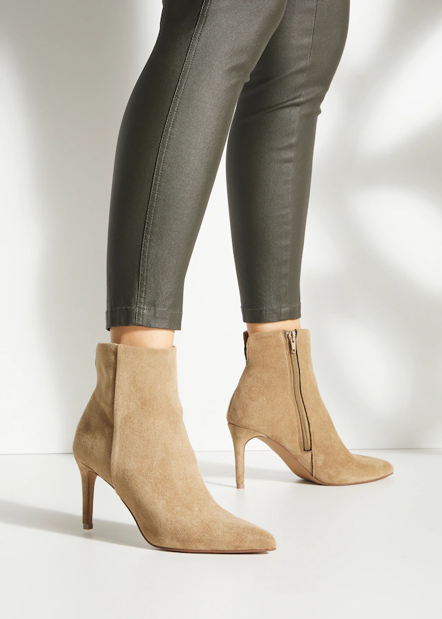 LASCANA High-Heel-Stiefelette »Herbststiefelette, Stiefel,« in elegant spitz zulaufender Form VEGAN