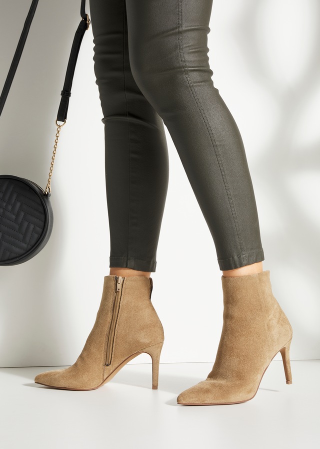 LASCANA High-Heel-Stiefelette »Herbststiefelette, Stiefel,« in elegant spitz zulaufender Form VEGAN