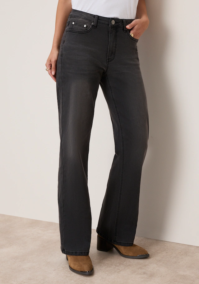 Tamaris Weite Jeans »mit modischer Silhouette und hohem Tragekomfort« hohe Leibhöhe, langer Schnitt, mit Knopf-Applikationen