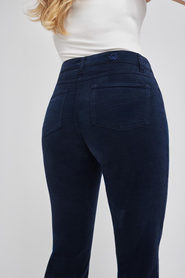 wonderjeans Bootcut-Jeans Figurbetonte Form mit leicht ausgestelltem Bein