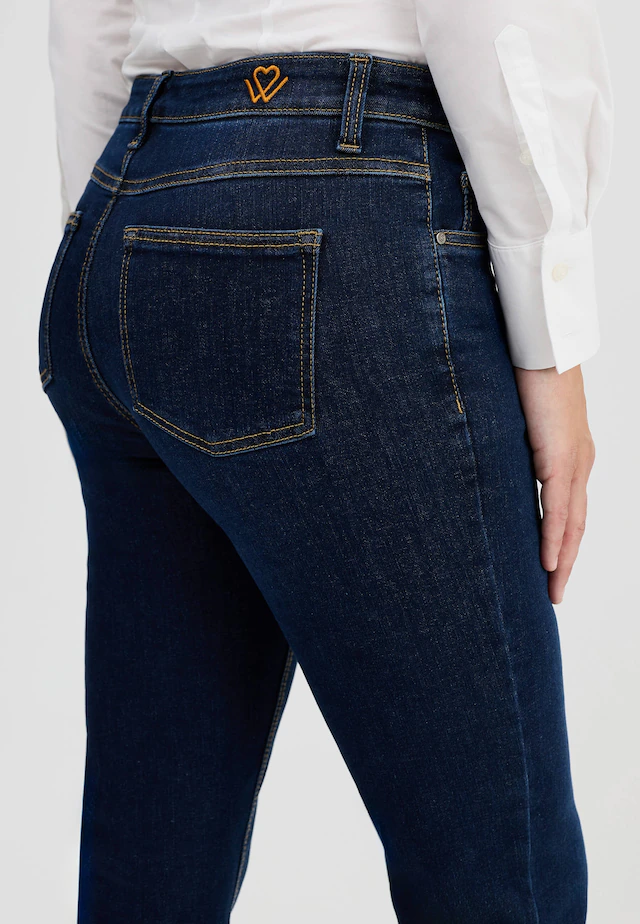 wonderjeans Bootcut-Jeans Figurbetonte Form mit leicht ausgestelltem Bein