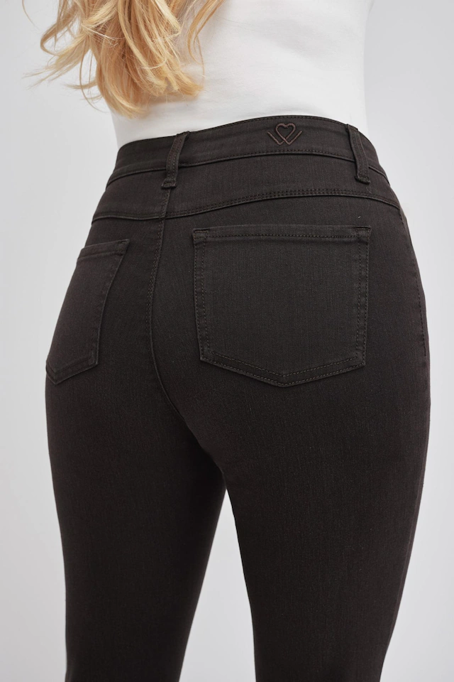wonderjeans Bootcut-Jeans Figurbetonte Form mit leicht ausgestelltem Bein