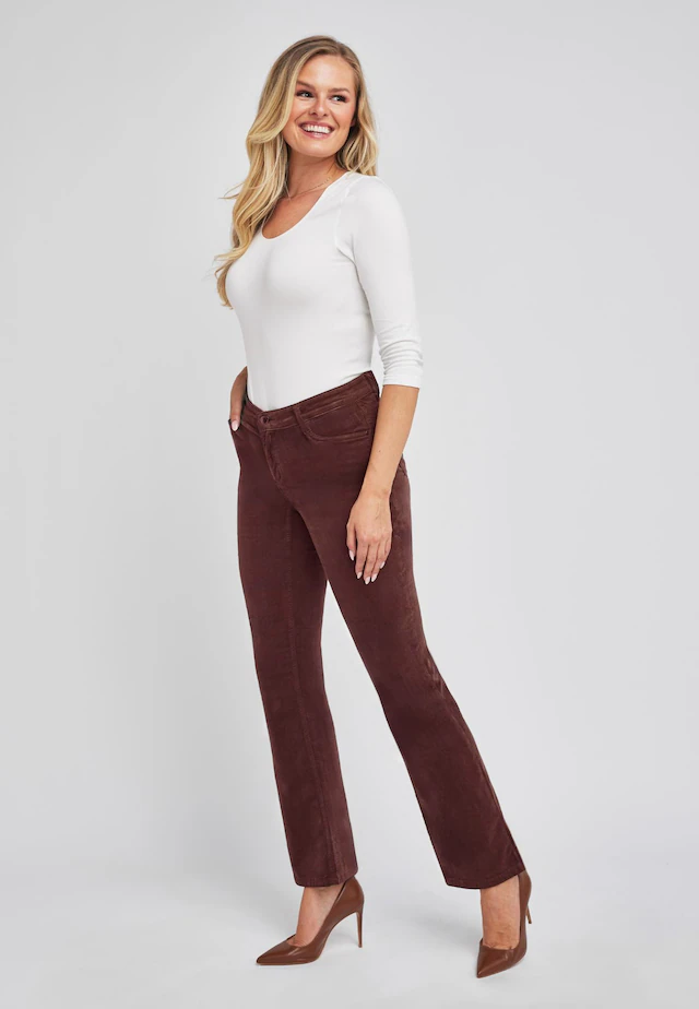 wonderjeans Bootcut-Jeans Figurbetonte Form mit leicht ausgestelltem Bein