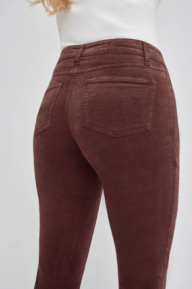 wonderjeans Bootcut-Jeans Figurbetonte Form mit leicht ausgestelltem Bein