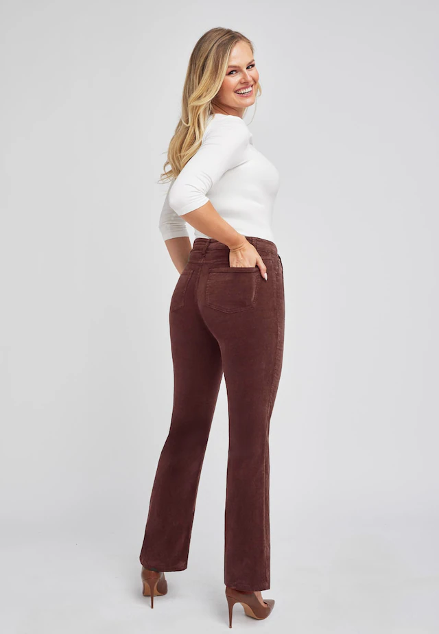 wonderjeans Bootcut-Jeans Figurbetonte Form mit leicht ausgestelltem Bein