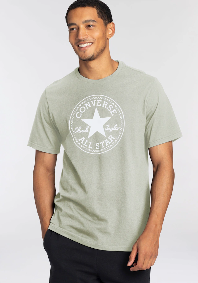 Converse T-Shirt »CONVERSE GO-TO ALL STAR PATCH STANDARD-FIT T-SHIRT« mit Rundhalsausschnitt, Kurzarm-Design, aus Baumwolle