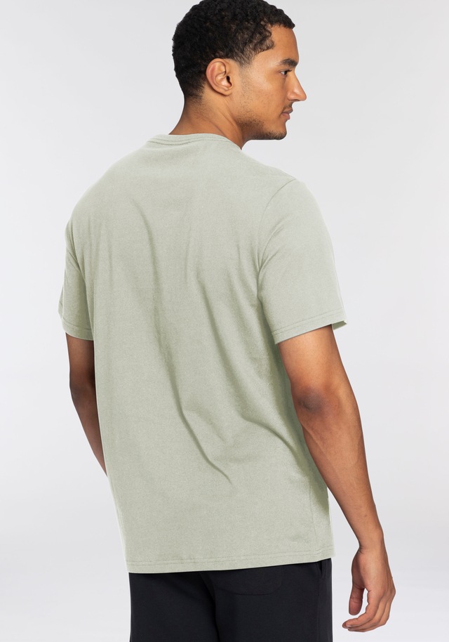 Converse T-Shirt »CONVERSE GO-TO ALL STAR PATCH STANDARD-FIT T-SHIRT« mit Rundhalsausschnitt, Kurzarm-Design, aus Baumwolle