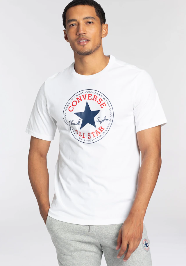 Converse T-Shirt »CONVERSE GO-TO ALL STAR PATCH STANDARD-FIT T-SHIRT« mit Rundhalsausschnitt, Kurzarm-Design, aus Baumwolle