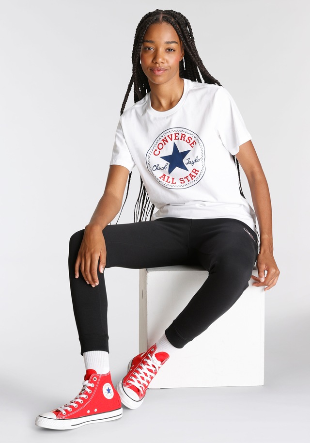 Converse T-Shirt »CONVERSE GO-TO ALL STAR PATCH STANDARD-FIT T-SHIRT« mit Rundhalsausschnitt, Kurzarm-Design, aus Baumwolle