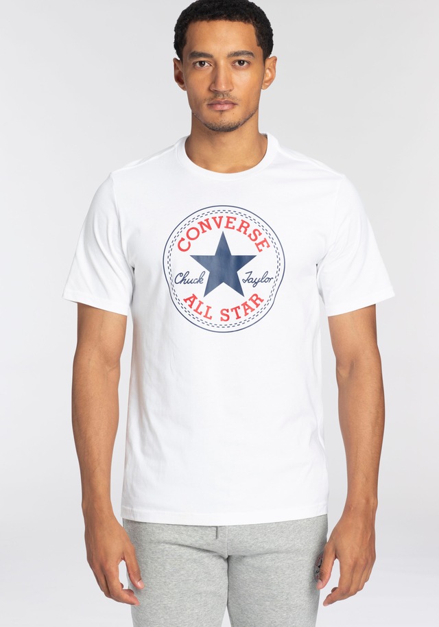 Converse T-Shirt »CONVERSE GO-TO ALL STAR PATCH STANDARD-FIT T-SHIRT« mit Rundhalsausschnitt, Kurzarm-Design, aus Baumwolle