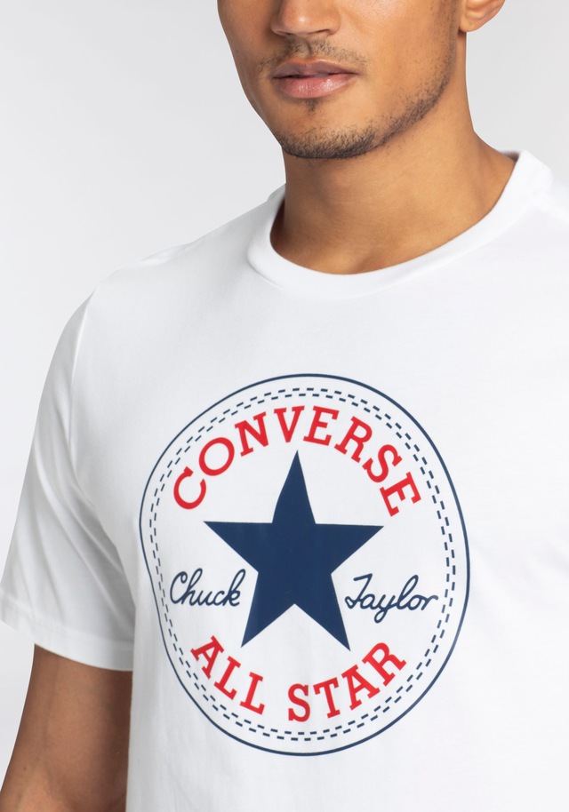 Converse T-Shirt »CONVERSE GO-TO ALL STAR PATCH STANDARD-FIT T-SHIRT« mit Rundhalsausschnitt, Kurzarm-Design, aus Baumwolle