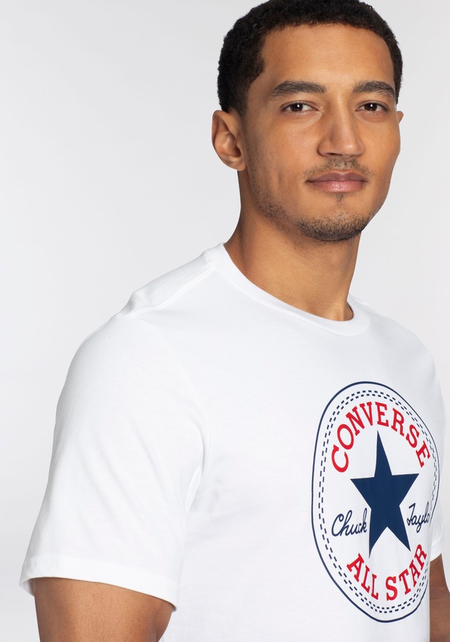 Converse T-Shirt »CONVERSE GO-TO ALL STAR PATCH STANDARD-FIT T-SHIRT« mit Rundhalsausschnitt, Kurzarm-Design, aus Baumwolle