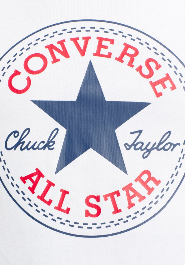 Converse T-Shirt »CONVERSE GO-TO ALL STAR PATCH STANDARD-FIT T-SHIRT« mit Rundhalsausschnitt, Kurzarm-Design, aus Baumwolle
