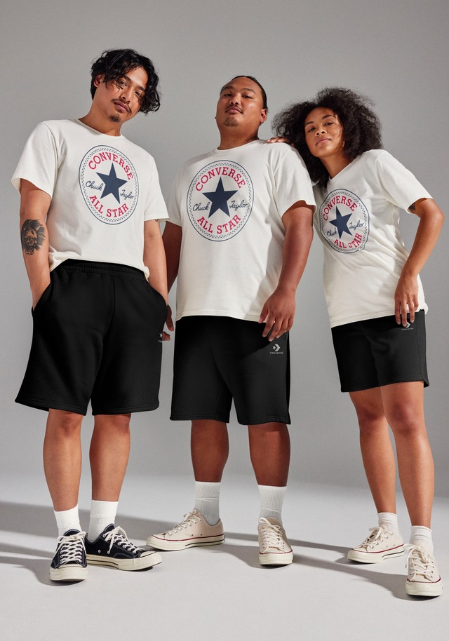 Converse T-Shirt »CONVERSE GO-TO ALL STAR PATCH STANDARD-FIT T-SHIRT« mit Rundhalsausschnitt, Kurzarm-Design, aus Baumwolle