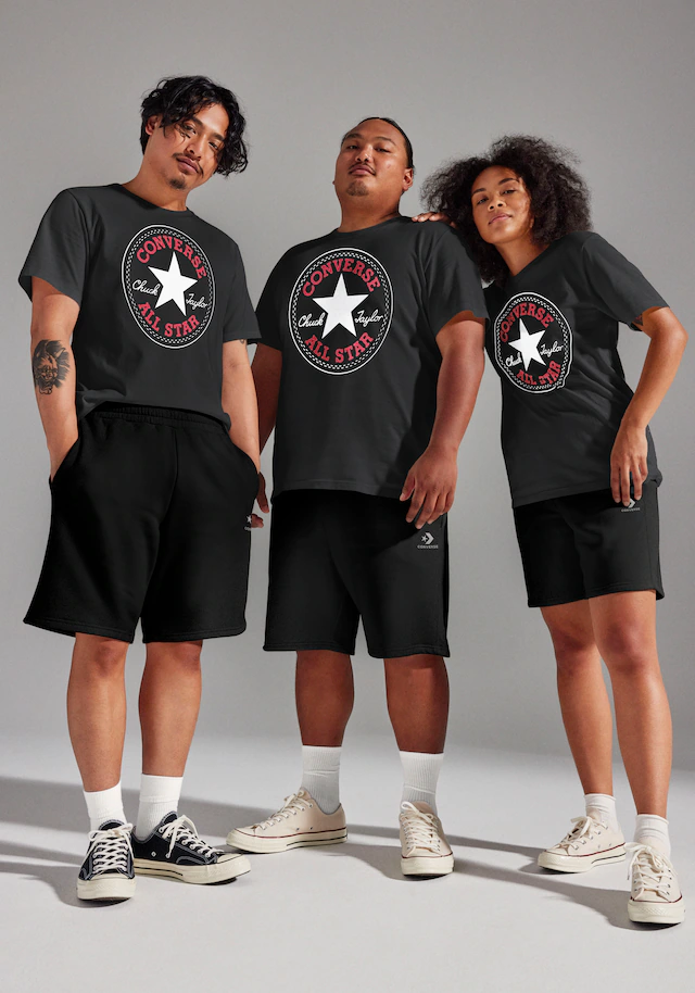 Converse T-Shirt »CONVERSE GO-TO ALL STAR PATCH STANDARD-FIT T-SHIRT« mit Rundhalsausschnitt, Kurzarm-Design, aus Baumwolle