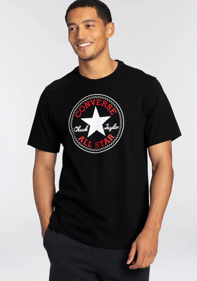 Converse T-Shirt »CONVERSE GO-TO ALL STAR PATCH STANDARD-FIT T-SHIRT« mit Rundhalsausschnitt, Kurzarm-Design, aus Baumwolle