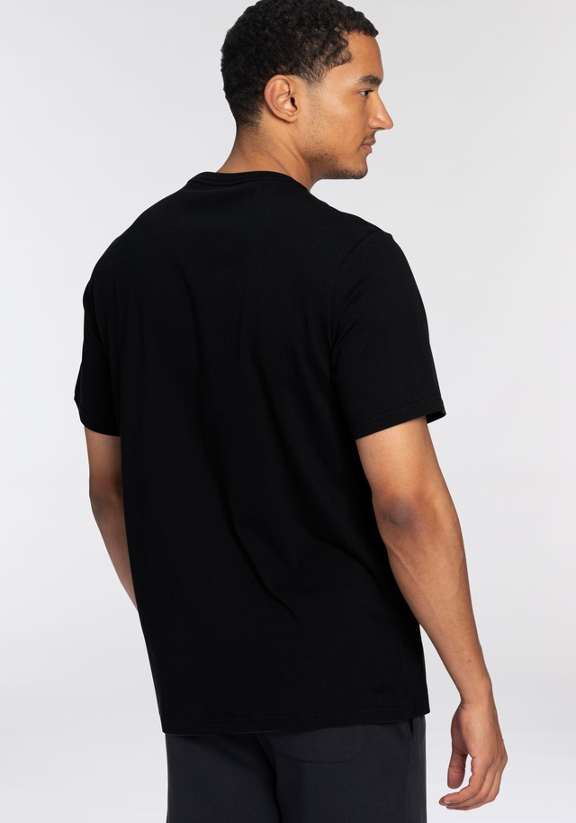 Converse T-Shirt »CONVERSE GO-TO ALL STAR PATCH STANDARD-FIT T-SHIRT« mit Rundhalsausschnitt, Kurzarm-Design, aus Baumwolle