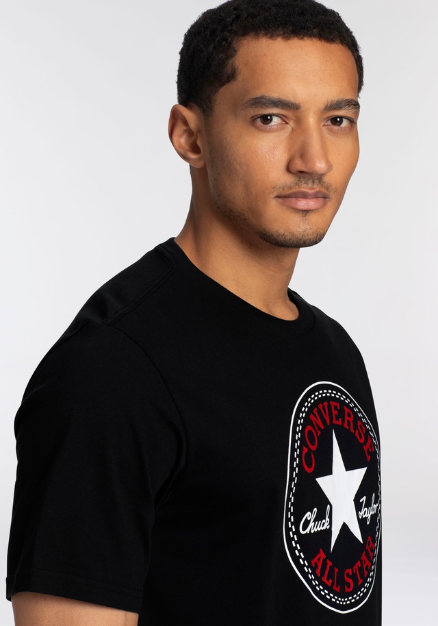 Converse T-Shirt »CONVERSE GO-TO ALL STAR PATCH STANDARD-FIT T-SHIRT« mit Rundhalsausschnitt, Kurzarm-Design, aus Baumwolle