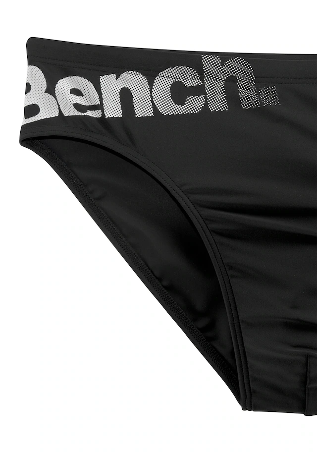 Bench. Badeslip mit Bench-Schriftzug