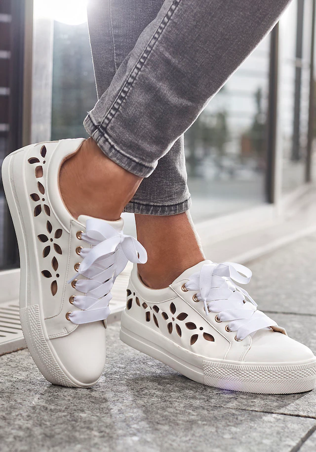 LASCANA Sneaker mit kleinen Cut-Outs, Schnürhalbschuhe, Freizeitschuhe VEGAN