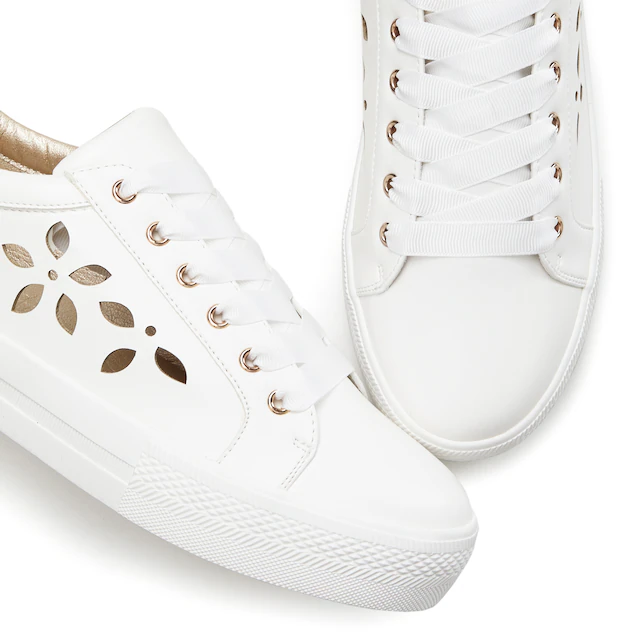 LASCANA Sneaker mit kleinen Cut-Outs, Schnürhalbschuhe, Freizeitschuhe VEGAN