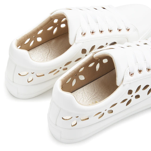 LASCANA Sneaker mit kleinen Cut-Outs, Schnürhalbschuhe, Freizeitschuhe VEGAN