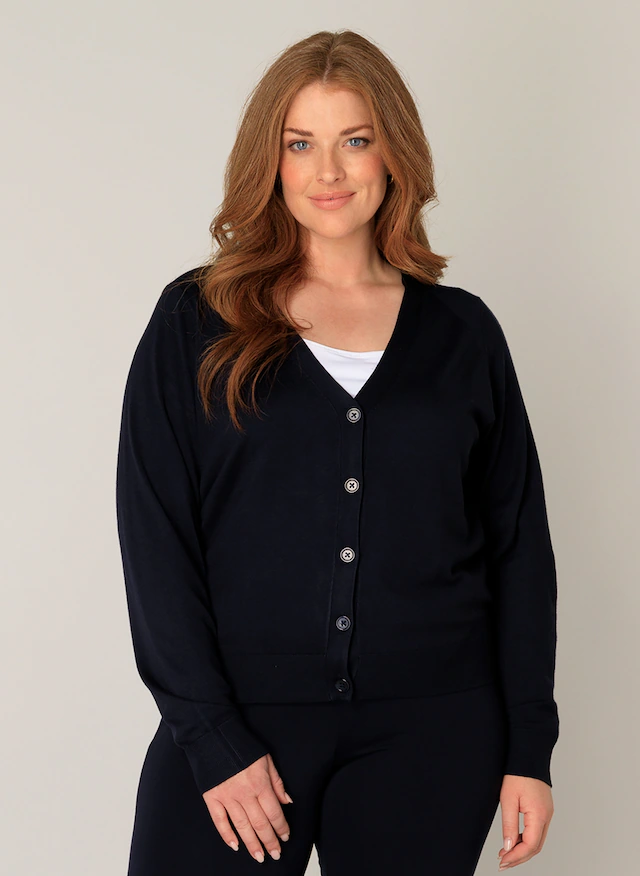 Base Level Curvy Cardigan »BAS-YVONNE« mit V-Ausschnitt und Knopfleiste