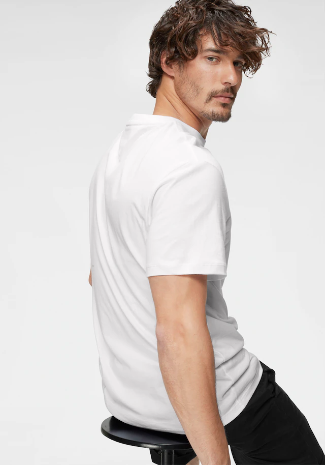 Tommy Jeans T-Shirt »TJM CLASSIC JERSEY CREW NECK« mit Logostickerei