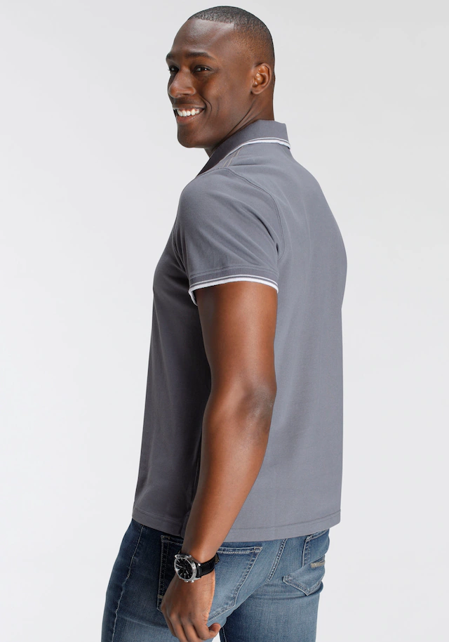 DELMAO Poloshirt »in vielen Sommer Farben! Preis-Leistungs Bestseller!« Trendige lockere Passform, immer perfekt gestylt! Sportlicher Look