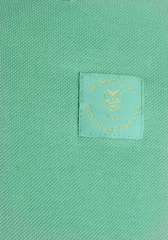 DELMAO Poloshirt »in vielen Sommer Farben! Preis-Leistungs Bestseller!« Trendige lockere Passform, immer perfekt gestylt! Sportlicher Look
