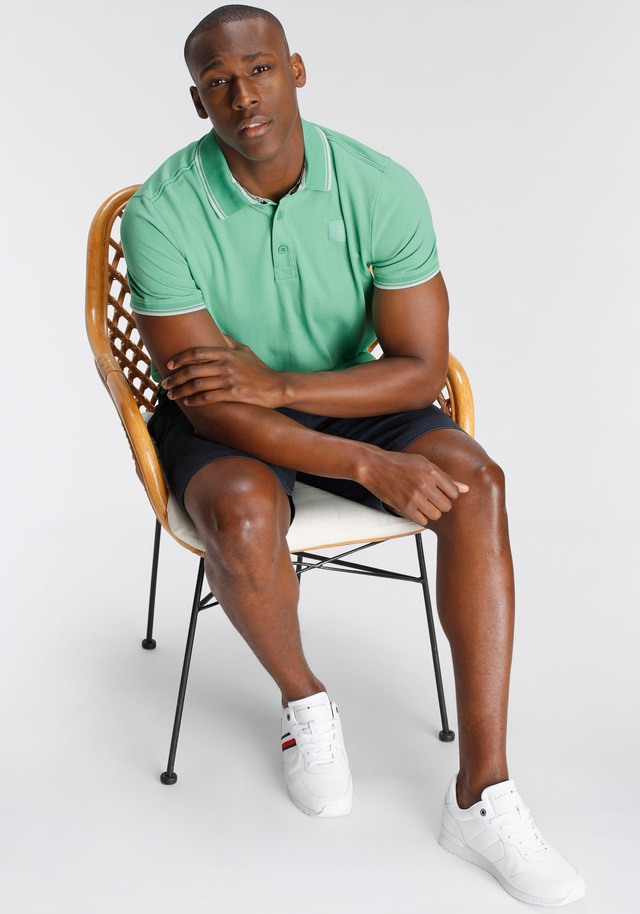 DELMAO Poloshirt »in vielen Sommer Farben! Preis-Leistungs Bestseller!« Trendige lockere Passform, immer perfekt gestylt! Sportlicher Look