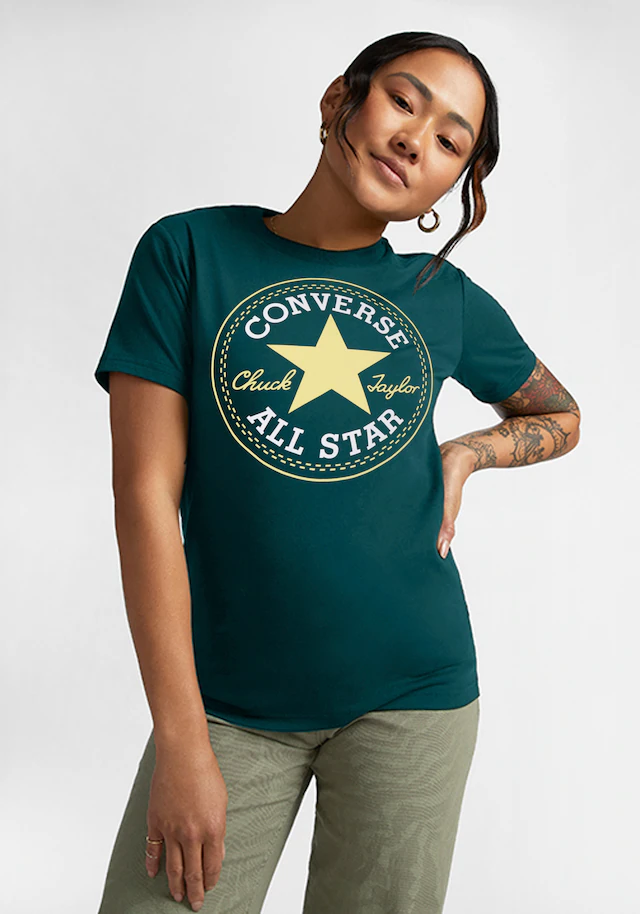 Converse T-Shirt »UNISEX CONVERSE GO-TO ALL STAR PATCH LOGO STANDARD FIT T-SHIRT« mit Rundhalsausschnitt, aus Single Jersey