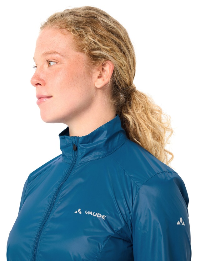 VAUDE Fahrradjacke »Women's Matera Air Jacket« ohne Kapuze mit hochschließendem Kragen, winddicht und wasserabweisend, Slim Fit