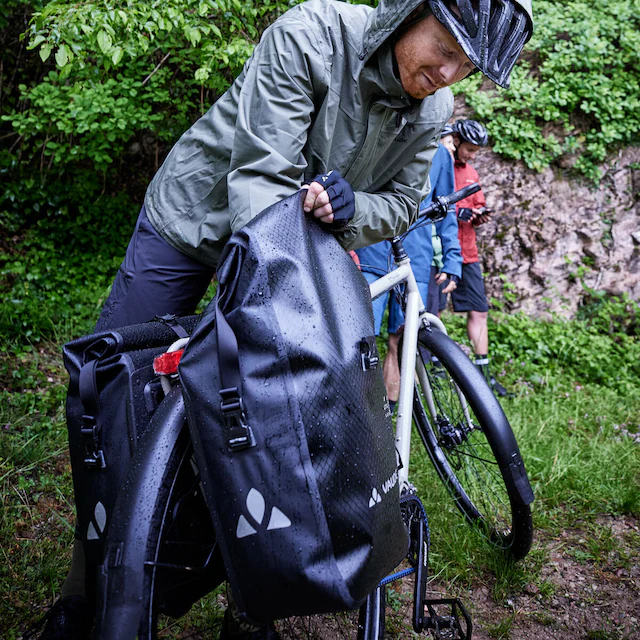 VAUDE Fahrradjacke »Men's Escape Bike Light Jacket« mit Kapuze mit leichtem Material, mit Reißverschlusstaschen