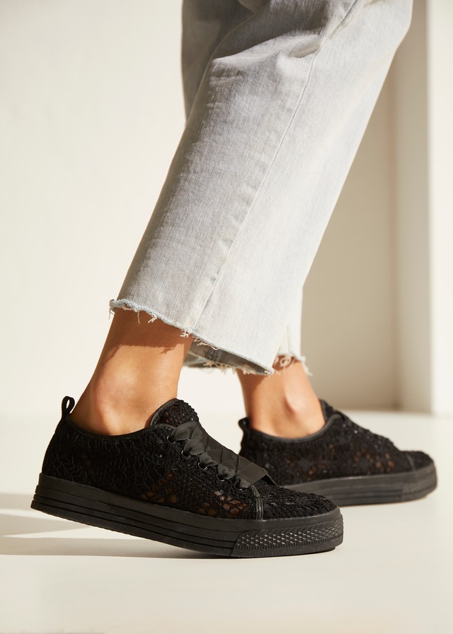 LASCANA Sneaker »Schnürhalbschuhe, Freizeitschuhe,« mit leichter Plateausohle und Spitze VEGAN