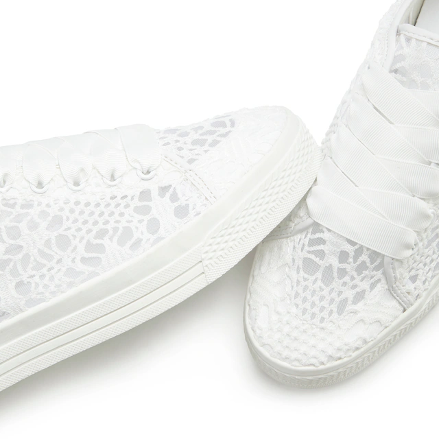 LASCANA Sneaker »Schnürhalbschuhe, Freizeitschuhe,« mit leichter Plateausohle und Spitze VEGAN