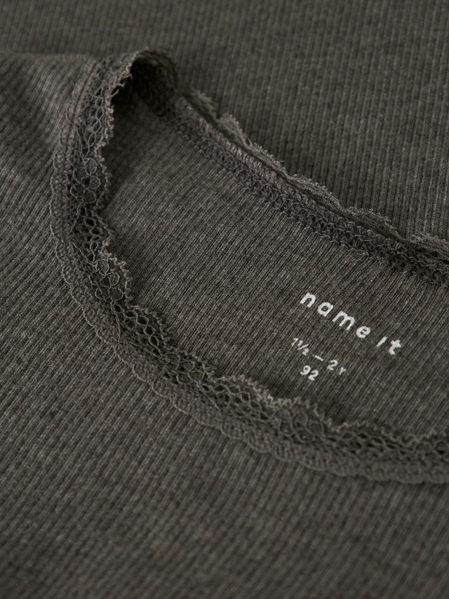 Name It Langarmshirt »NMFKAB LS TOP NOOS« in Feinripp und mit süßer Spitzenkante am Ausschnitt