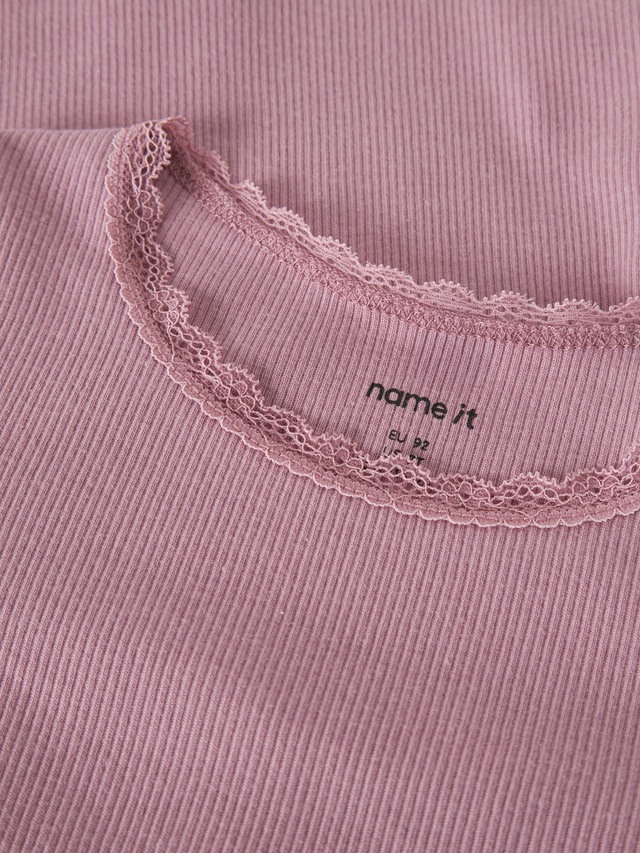Name It Langarmshirt »NMFKAB LS TOP NOOS« in Feinripp und mit süßer Spitzenkante am Ausschnitt