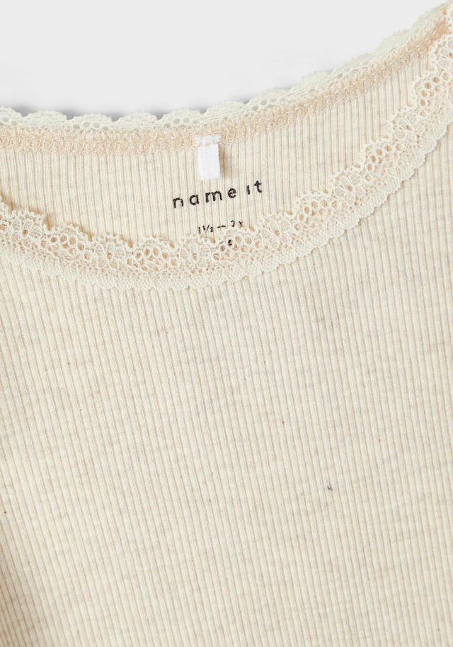Name It Langarmshirt »NMFKAB LS TOP NOOS« in Feinripp und mit süßer Spitzenkante am Ausschnitt