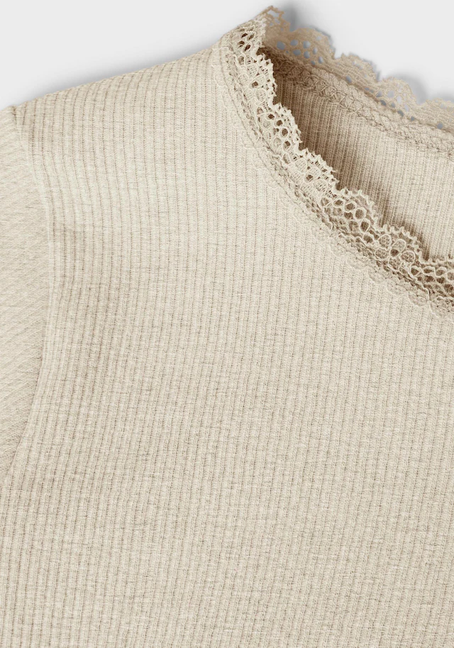 Name It Langarmshirt »NMFKAB LS TOP NOOS« in Feinripp und mit süßer Spitzenkante am Ausschnitt