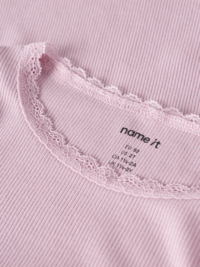 Name It Langarmshirt »NMFKAB LS TOP NOOS« in Feinripp und mit süßer Spitzenkante am Ausschnitt