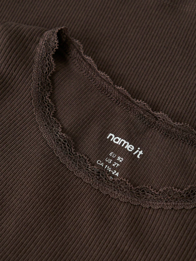 Name It Langarmshirt »NMFKAB LS TOP NOOS« in Feinripp und mit süßer Spitzenkante am Ausschnitt