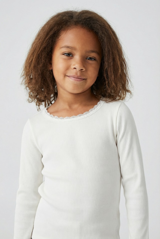Name It Langarmshirt »NMFKAB LS TOP NOOS« in Feinripp und mit süßer Spitzenkante am Ausschnitt