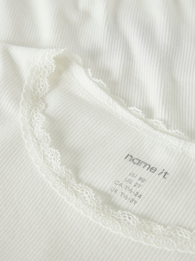 Name It Langarmshirt »NMFKAB LS TOP NOOS« in Feinripp und mit süßer Spitzenkante am Ausschnitt