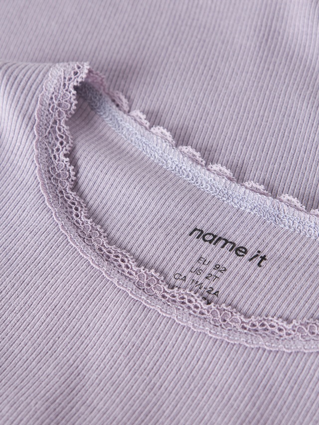 Name It Langarmshirt »NMFKAB LS TOP NOOS« in Feinripp und mit süßer Spitzenkante am Ausschnitt
