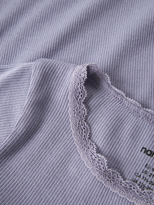 Name It Langarmshirt »NMFKAB LS TOP NOOS« in Feinripp und mit süßer Spitzenkante am Ausschnitt
